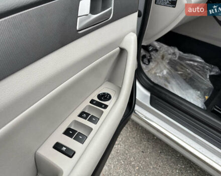 Хендай Соната 2015 в Харькове на Automoto.ua Серый Хендай Соната, объемом двигателя 2 л и пробегом 114 тыс. км за 14200 $, фото 11 на Automoto.ua