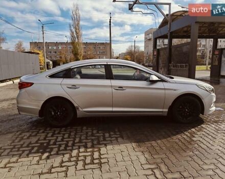 Серый Хендай Соната, объемом двигателя 2 л и пробегом 294 тыс. км за 9300 $, фото 4 на Automoto.ua