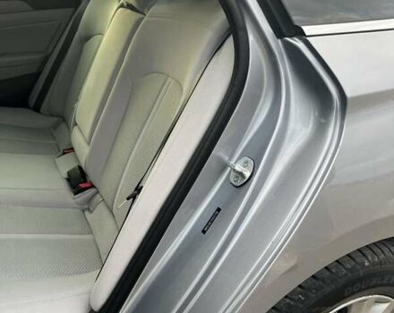 Сірий Хендай Соната, об'ємом двигуна 2.4 л та пробігом 184 тис. км за 10700 $, фото 26 на Automoto.ua