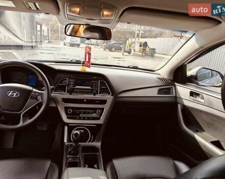 Серый Хендай Соната, объемом двигателя 2 л и пробегом 294 тыс. км за 9300 $, фото 2 на Automoto.ua