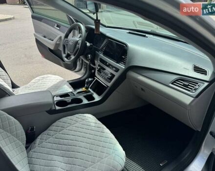 Серый Хендай Соната, объемом двигателя 1.6 л и пробегом 100 тыс. км за 11450 $, фото 18 на Automoto.ua