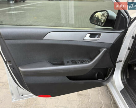 Серый Хендай Соната, объемом двигателя 2 л и пробегом 320 тыс. км за 7999 $, фото 12 на Automoto.ua