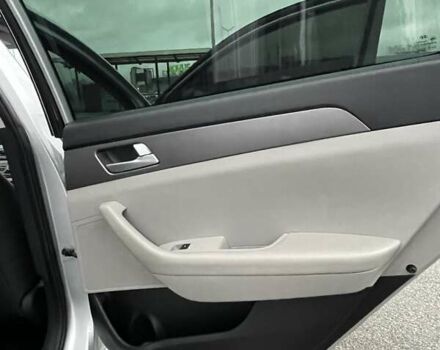 Сірий Хендай Соната, об'ємом двигуна 2.36 л та пробігом 148 тис. км за 8900 $, фото 18 на Automoto.ua