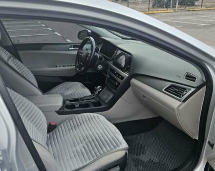 Сірий Хендай Соната, об'ємом двигуна 2.36 л та пробігом 220 тис. км за 8999 $, фото 16 на Automoto.ua