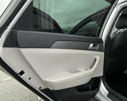 Сірий Хендай Соната, об'ємом двигуна 2.36 л та пробігом 148 тис. км за 8900 $, фото 20 на Automoto.ua