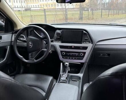 Серый Хендай Соната, объемом двигателя 2 л и пробегом 385 тыс. км за 9000 $, фото 4 на Automoto.ua