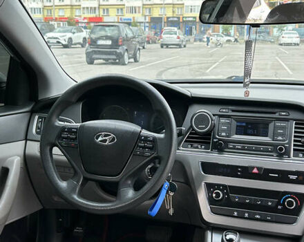 Сірий Хендай Соната, об'ємом двигуна 2.36 л та пробігом 170 тис. км за 9999 $, фото 16 на Automoto.ua