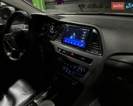 Серый Хендай Соната, объемом двигателя 2 л и пробегом 504 тыс. км за 6999 $, фото 6 на Automoto.ua