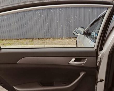 Серый Хендай Соната, объемом двигателя 2 л и пробегом 294 тыс. км за 9300 $, фото 13 на Automoto.ua