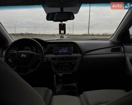 Серый Хендай Соната, объемом двигателя 2 л и пробегом 210 тыс. км за 11100 $, фото 4 на Automoto.ua