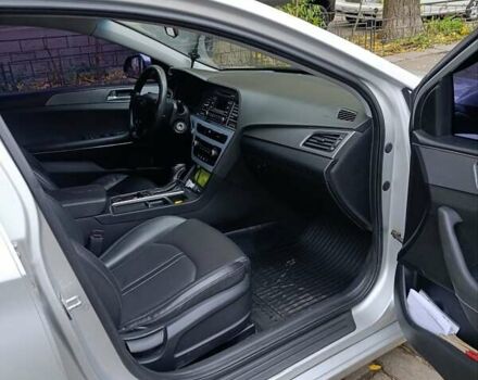 Серый Хендай Соната, объемом двигателя 2 л и пробегом 495 тыс. км за 8500 $, фото 5 на Automoto.ua