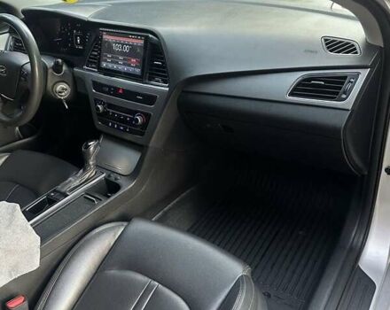 Серый Хендай Соната, объемом двигателя 2 л и пробегом 381 тыс. км за 8300 $, фото 16 на Automoto.ua