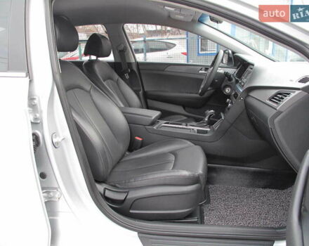 Сірий Хендай Соната, об'ємом двигуна 2 л та пробігом 265 тис. км за 10500 $, фото 41 на Automoto.ua