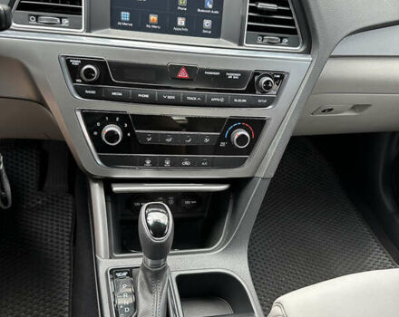 Сірий Хендай Соната, об'ємом двигуна 2.4 л та пробігом 155 тис. км за 10900 $, фото 9 на Automoto.ua