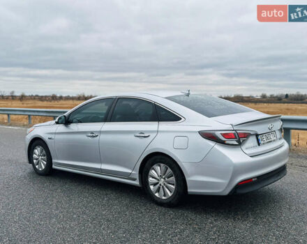 Серый Хендай Соната, объемом двигателя 2 л и пробегом 210 тыс. км за 11100 $, фото 2 на Automoto.ua