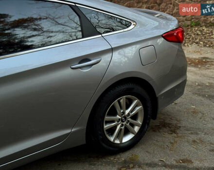 Серый Хендай Соната, объемом двигателя 2 л и пробегом 169 тыс. км за 11700 $, фото 5 на Automoto.ua