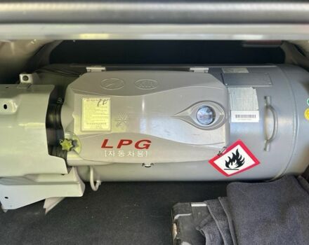 Серый Хендай Соната, объемом двигателя 2 л и пробегом 460 тыс. км за 11500 $, фото 5 на Automoto.ua