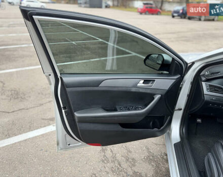 Серый Хендай Соната, объемом двигателя 2 л и пробегом 290 тыс. км за 12000 $, фото 5 на Automoto.ua