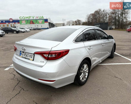 Серый Хендай Соната, объемом двигателя 2 л и пробегом 290 тыс. км за 12000 $, фото 3 на Automoto.ua