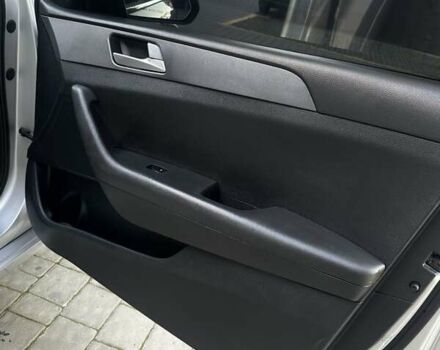 Серый Хендай Соната, объемом двигателя 2 л и пробегом 381 тыс. км за 8300 $, фото 17 на Automoto.ua