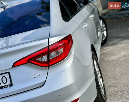 Серый Хендай Соната, объемом двигателя 2 л и пробегом 350 тыс. км за 8700 $, фото 15 на Automoto.ua