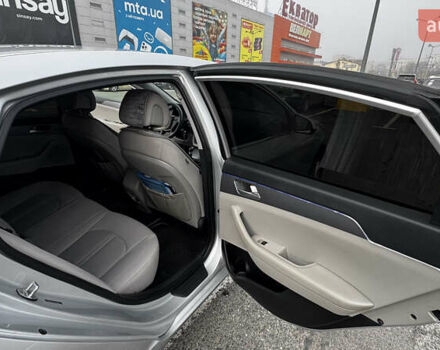 Серый Хендай Соната, объемом двигателя 2.36 л и пробегом 187 тыс. км за 9500 $, фото 13 на Automoto.ua