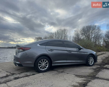 Серый Хендай Соната, объемом двигателя 2.36 л и пробегом 122 тыс. км за 11300 $, фото 7 на Automoto.ua