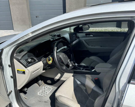 Серый Хендай Соната, объемом двигателя 2.36 л и пробегом 280 тыс. км за 10500 $, фото 9 на Automoto.ua