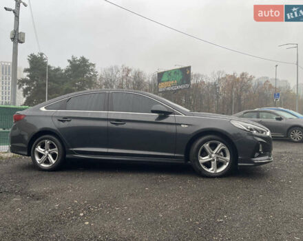 Серый Хендай Соната, объемом двигателя 2 л и пробегом 192 тыс. км за 12900 $, фото 13 на Automoto.ua