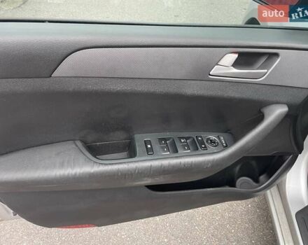 Серый Хендай Соната, объемом двигателя 2 л и пробегом 360 тыс. км за 8399 $, фото 12 на Automoto.ua