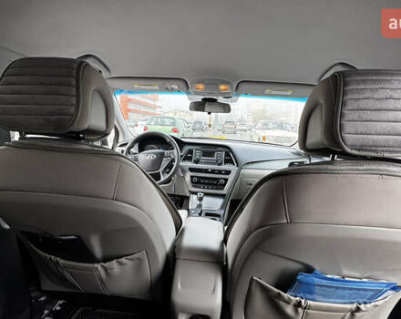 Серый Хендай Соната, объемом двигателя 2.36 л и пробегом 187 тыс. км за 9500 $, фото 12 на Automoto.ua