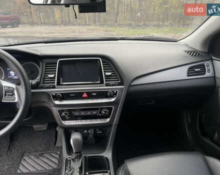 Серый Хендай Соната, объемом двигателя 2 л и пробегом 192 тыс. км за 12900 $, фото 25 на Automoto.ua