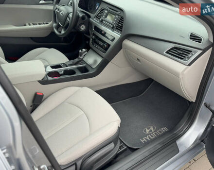 Сірий Хендай Соната, об'ємом двигуна 2.4 л та пробігом 167 тис. км за 8900 $, фото 52 на Automoto.ua