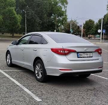 Серый Хендай Соната, объемом двигателя 2 л и пробегом 349 тыс. км за 12300 $, фото 5 на Automoto.ua
