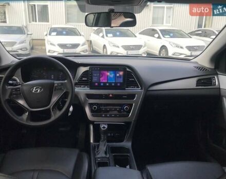 Сірий Хендай Соната, об'ємом двигуна 2 л та пробігом 429 тис. км за 9990 $, фото 5 на Automoto.ua