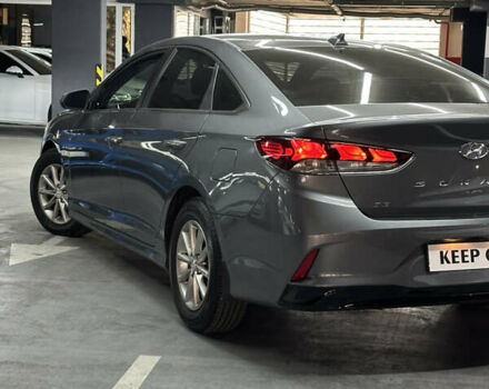 Сірий Хендай Соната, об'ємом двигуна 2.36 л та пробігом 109 тис. км за 12999 $, фото 7 на Automoto.ua