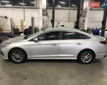 Серый Хендай Соната, объемом двигателя 2 л и пробегом 388 тыс. км за 11490 $, фото 4 на Automoto.ua