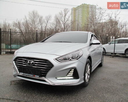 Сірий Хендай Соната, об'ємом двигуна 0 л та пробігом 256 тис. км за 13999 $, фото 2 на Automoto.ua