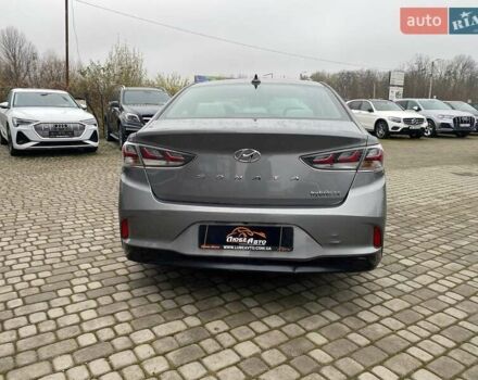 Сірий Хендай Соната, об'ємом двигуна 2 л та пробігом 143 тис. км за 14300 $, фото 5 на Automoto.ua