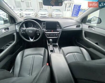 Серый Хендай Соната, объемом двигателя 2 л и пробегом 318 тыс. км за 12490 $, фото 8 на Automoto.ua