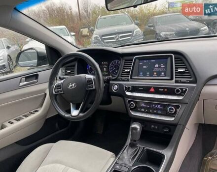 Сірий Хендай Соната, об'ємом двигуна 2 л та пробігом 143 тис. км за 14300 $, фото 9 на Automoto.ua