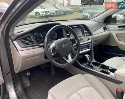 Сірий Хендай Соната, об'ємом двигуна 2 л та пробігом 143 тис. км за 14300 $, фото 10 на Automoto.ua