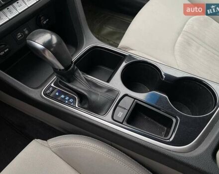 Сірий Хендай Соната, об'ємом двигуна 2 л та пробігом 143 тис. км за 14300 $, фото 17 на Automoto.ua