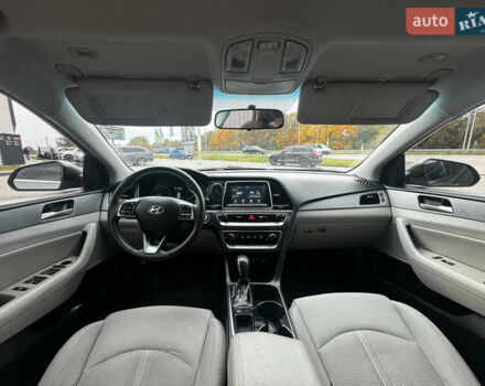 Серый Хендай Соната, объемом двигателя 2.4 л и пробегом 133 тыс. км за 13850 $, фото 31 на Automoto.ua