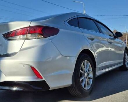 Серый Хендай Соната, объемом двигателя 2 л и пробегом 181 тыс. км за 14000 $, фото 4 на Automoto.ua