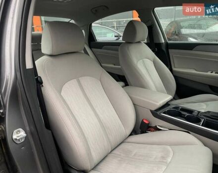 Сірий Хендай Соната, об'ємом двигуна 2 л та пробігом 143 тис. км за 14300 $, фото 25 на Automoto.ua