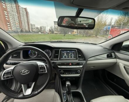 Серый Хендай Соната, объемом двигателя 2 л и пробегом 71 тыс. км за 20000 $, фото 9 на Automoto.ua