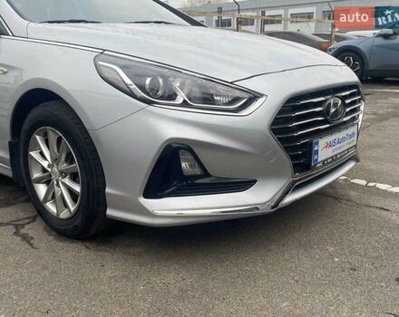 Серый Хендай Соната, объемом двигателя 2 л и пробегом 318 тыс. км за 12490 $, фото 2 на Automoto.ua