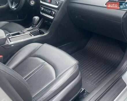 Серый Хендай Соната, объемом двигателя 2 л и пробегом 318 тыс. км за 12490 $, фото 9 на Automoto.ua