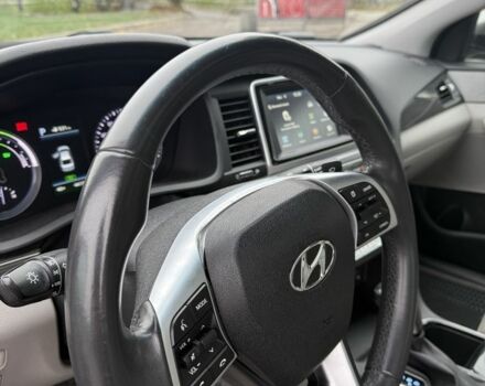 Серый Хендай Соната, объемом двигателя 2 л и пробегом 71 тыс. км за 20000 $, фото 2 на Automoto.ua